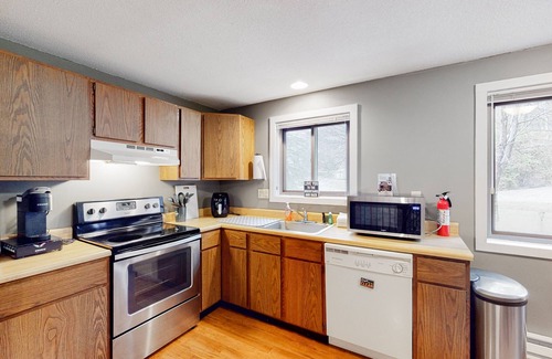 West Dover Condo | 3-story mountain condo with deck, balcony, shuttle to slopes, fireplace, & W/D