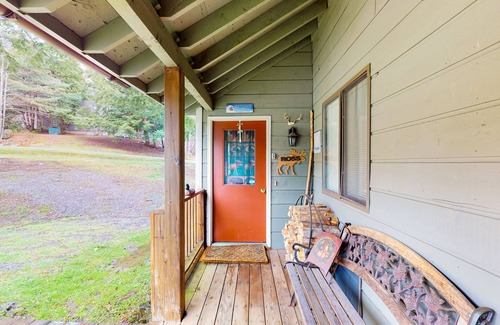West Dover Condo | 3-story mountain condo with deck, balcony, shuttle to slopes, fireplace, & W/D