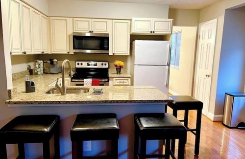 Herndon House | 3 Story SF Home - 5 BDR 3.5 Bath - Prime Location!