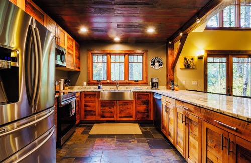 Warnick Cabin | 3.tKnotty Lodge – Reclaimed Timber Charm Meets Modern Comfort near Mt. Baker