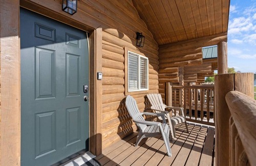 St. Charles Cabin | #3 Wild West Cabin! Newly Remodeled! AC! Sleeps 4!