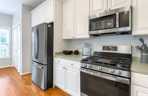 Chic's Beach House | 30+ day - Chics Beach Area, Short Walk to Beach!