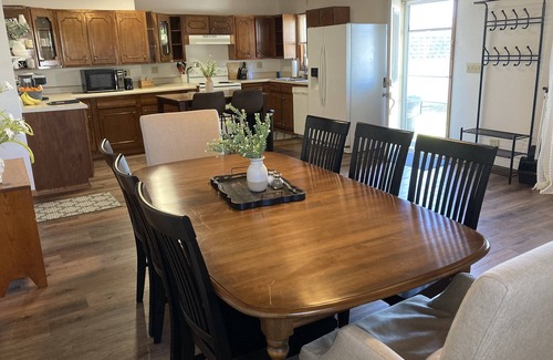 Kirksville House | 30 days +, pets, 2 kitchens, 2 laundry, 13+guests