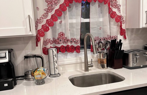 Irvington House | 30 minutes from Newark airport. Cozy Multi Level family Home, Level A