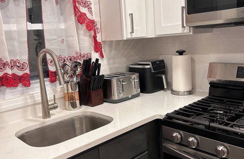 Irvington House | 30 minutes from Newark airport. Cozy Multi Level family Home, Level A