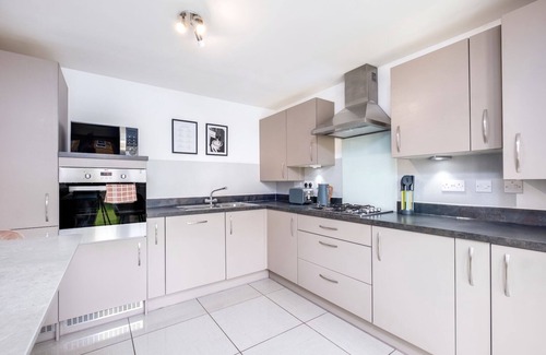 Peterborough House | 30% OFF 28+ nights stays - Drake House Superb 4 bedroom Semi