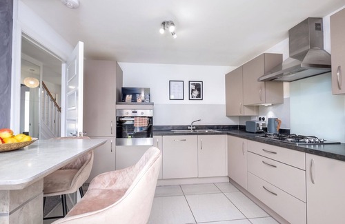 Peterborough House | 30% OFF 28+ nights stays - Drake House Superb 4 bedroom Semi