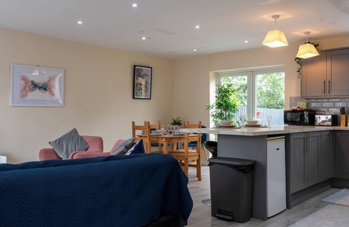 Brockworth House | 30% OFF Monthly Parking Sleeps 6