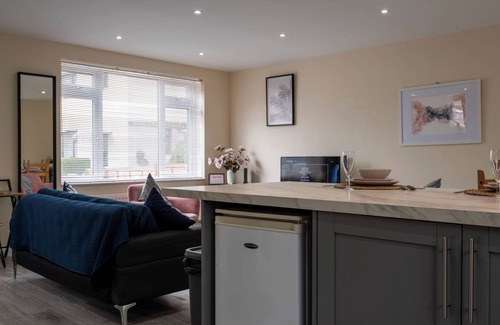 Brockworth House | 30% OFF Monthly Parking Sleeps 6