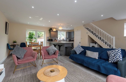 Brockworth House | 30% OFF Monthly Parking Sleeps 6