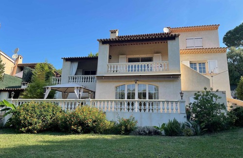 Vence Apartment | 30 sq.m studio at garden level. Quiet villa in a green setting with terrace