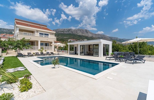 Kastel Kambelovac Villa | 300 m² Villa ∙ 5 bedrooms ∙ 10 guests