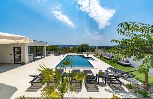 Kastel Kambelovac Villa | 300 m² Villa ∙ 5 bedrooms ∙ 10 guests