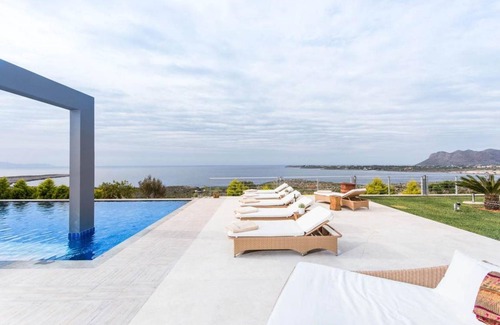 Kalathas Villa | 300 m² Villa ∙ 5 bedrooms ∙ 12 guests