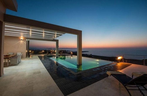 Kalathas Villa | 300 m² Villa ∙ 5 bedrooms ∙ 12 guests