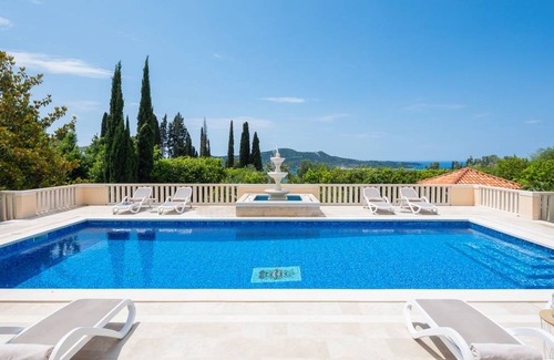 Trsteno Villa | 300 m² Villa ∙ 6 bedrooms ∙ 12 guests