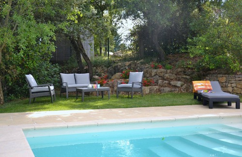 Bagnols-en-Foret Cottage | 300 sq feet apartment (2 rooms) for 2-3 persons, swimming pool, garden, quiet