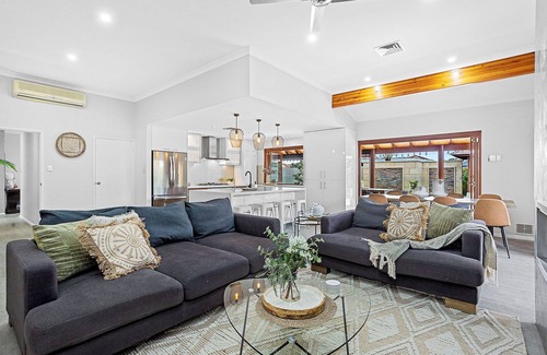 Hillarys House | 300m walk to the beach and cafes and shops.