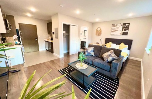 Logan Square Apartment | 303 Cozy and modern 1BR apartment in center City