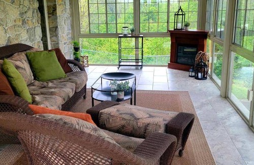 Downingtown House | 309 m² House ∙ 3 bedrooms ∙ 10 guests