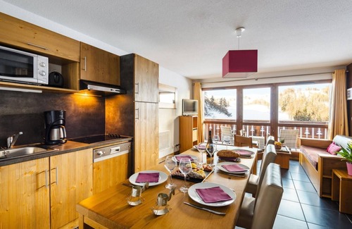 Plagne 1800 Apartment | 30m from ski slopes, swimming pool, tv, ski locker, 40m², La Plagne