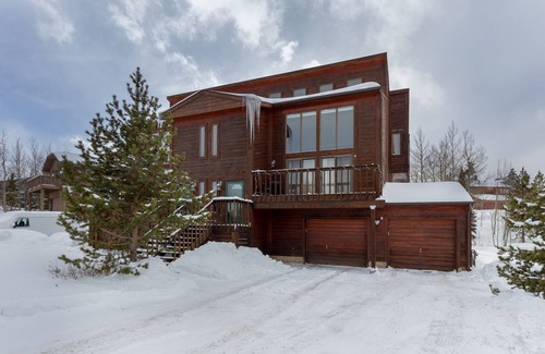 Wildernest House | 31 Buffalo Drive by Summit County Mountain Retreats