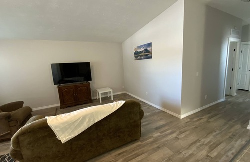 Three Hills House | 31 Cherry Lane - LARGE HOME - COZY SPACES - LOTS OF OPTIONS