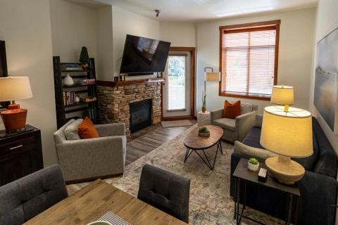 Snowbird Apartment | 3106- One Bedroom Den Deluxe Powderhorn Lodge Hotel Room