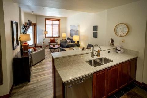Snowbird Apartment | 3106- One Bedroom Den Deluxe Powderhorn Lodge Hotel Room