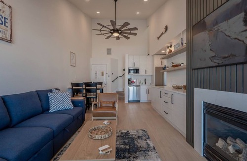 Delavan Lake Condo | 317- 2 Bedroom/2 Story Lake View Condo