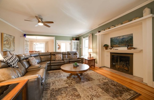 Broadmoor House | 325 m² House ∙ 4 bedrooms ∙ 10 guests