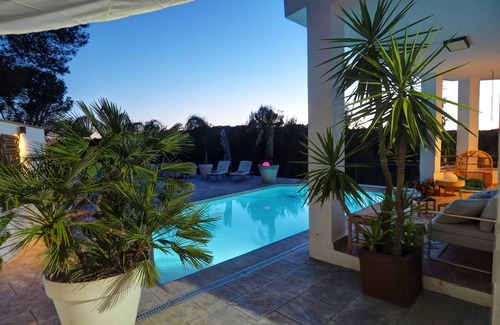 Sant Pere de Ribes Villa | 328 m² Villa ∙ 5 bedrooms ∙ 10 guests