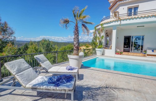 Sant Pere de Ribes Villa | 328 m² Villa ∙ 5 bedrooms ∙ 10 guests