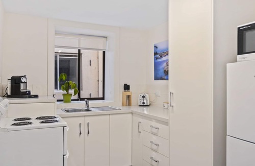 North Hobart Apartment | 338 on Murray walk to restaurant strip