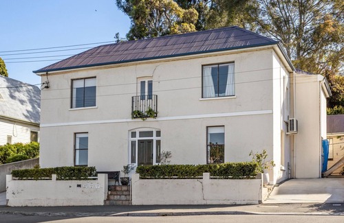 North Hobart Apartment | 338 on Murray walk to restaurant strip