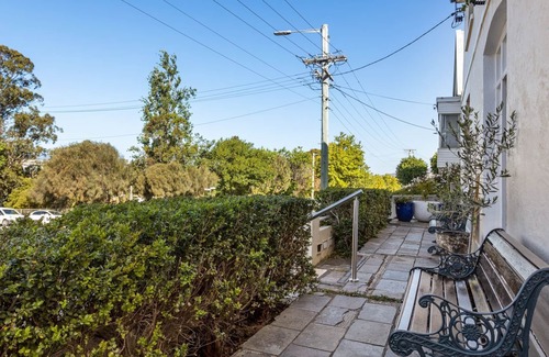 North Hobart Apartment | 338 on Murray walk to restaurant strip