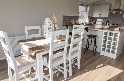Oakmere Cottage | 35 DELAMERE POINT, pet friendly, with hot tub in Delamere