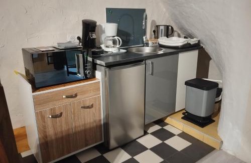 Coupru Apartment | 35 min Disney - Paris - Family room at homestay with bathtub and dining - lounge area - secure parking - 5 people and 1 baby - duplex with independent entrance on 1rst floor at inhabitant's house
