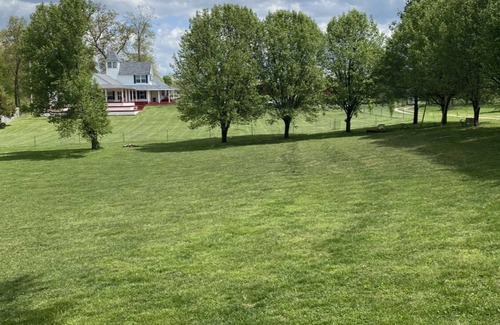 Palmyra House | 35 min to Louisville, 45 to Churchill Downs. Indoor Basketball court.