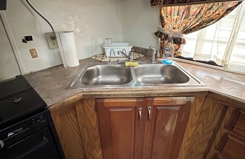 Summerfield House | 36’ Vintage Comfortable RV Screened Patio, 3 Acres 15min to Ocala & The Villages