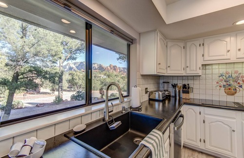 Uptown Sedona House | 360 Views, Gorgeous Furniture, Deck Dining & Sunsets!