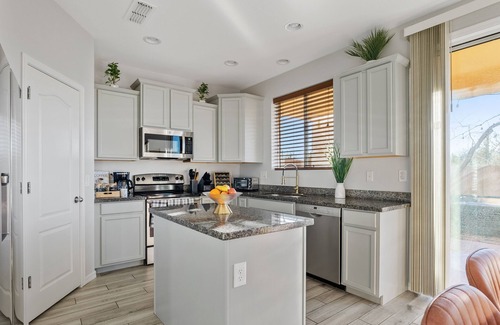 South Mountain House | 3bd 2.5ba home, family-friendly, 10min to PHX airport, hiking, games, king bed!