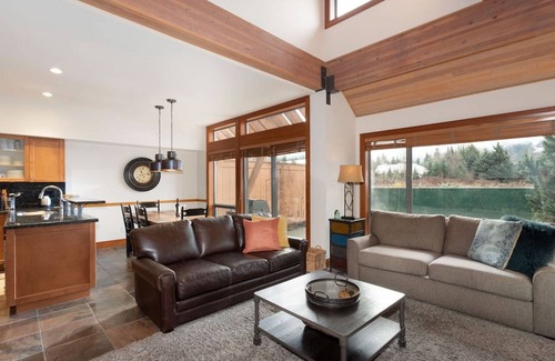 Village North Condo | 3BD/3BA Townhome with Private Hot Tub Near Village
