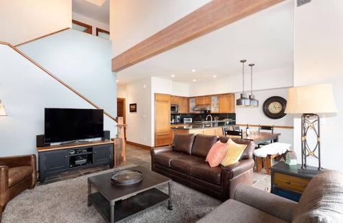 Village North Condo | 3BD/3BA Townhome with Private Hot Tub Near Village