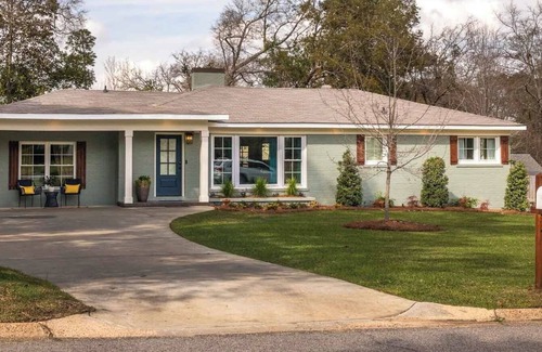 Dothan House | 3BD Adult Retreat - Fire Pit, Putting Green, Mins to DT