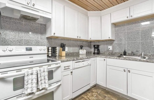 Southeast Colorado Springs House | 3BD Dog Friendly Mid-Term & Corporate Rental