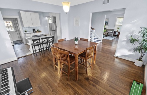 Riverside Terrace House | 3BD Historic Retreat: Parking, Fast Wi-Fi, L Groups