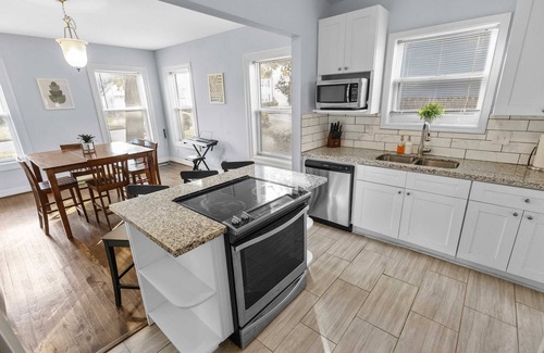 Riverside Terrace House | 3BD Historic Retreat: Parking, Fast Wi-Fi, L Groups