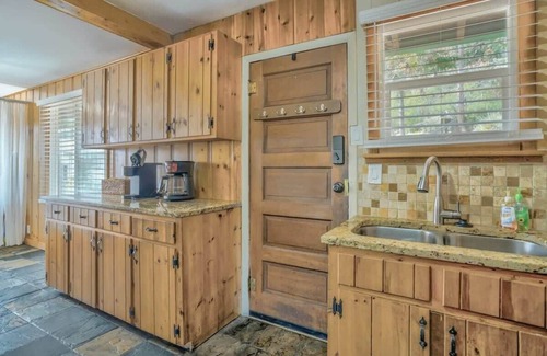 Cascade-Chipita Park Cabin | 3BD Log Cabin Pikes Peak and Garden of the Gods