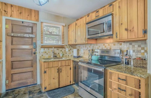 Cascade-Chipita Park Cabin | 3BD Log Cabin Pikes Peak and Garden of the Gods